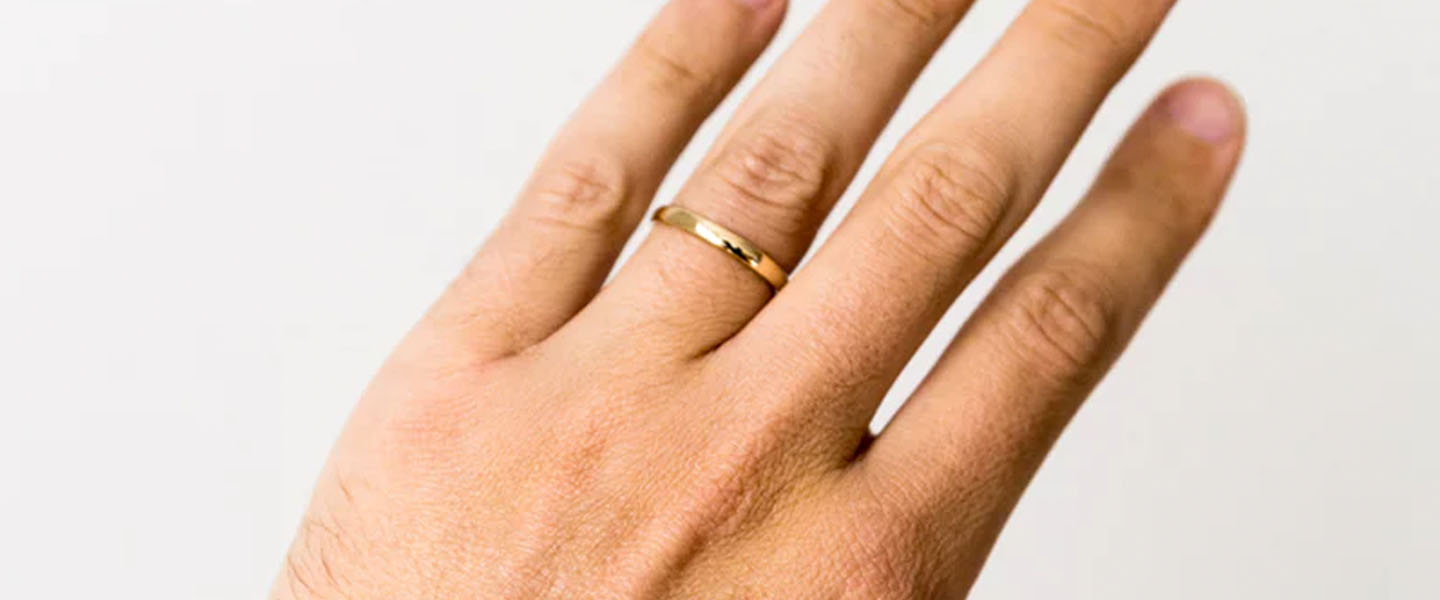 Tifany Man suddenly stops wearing wedding ring for Men