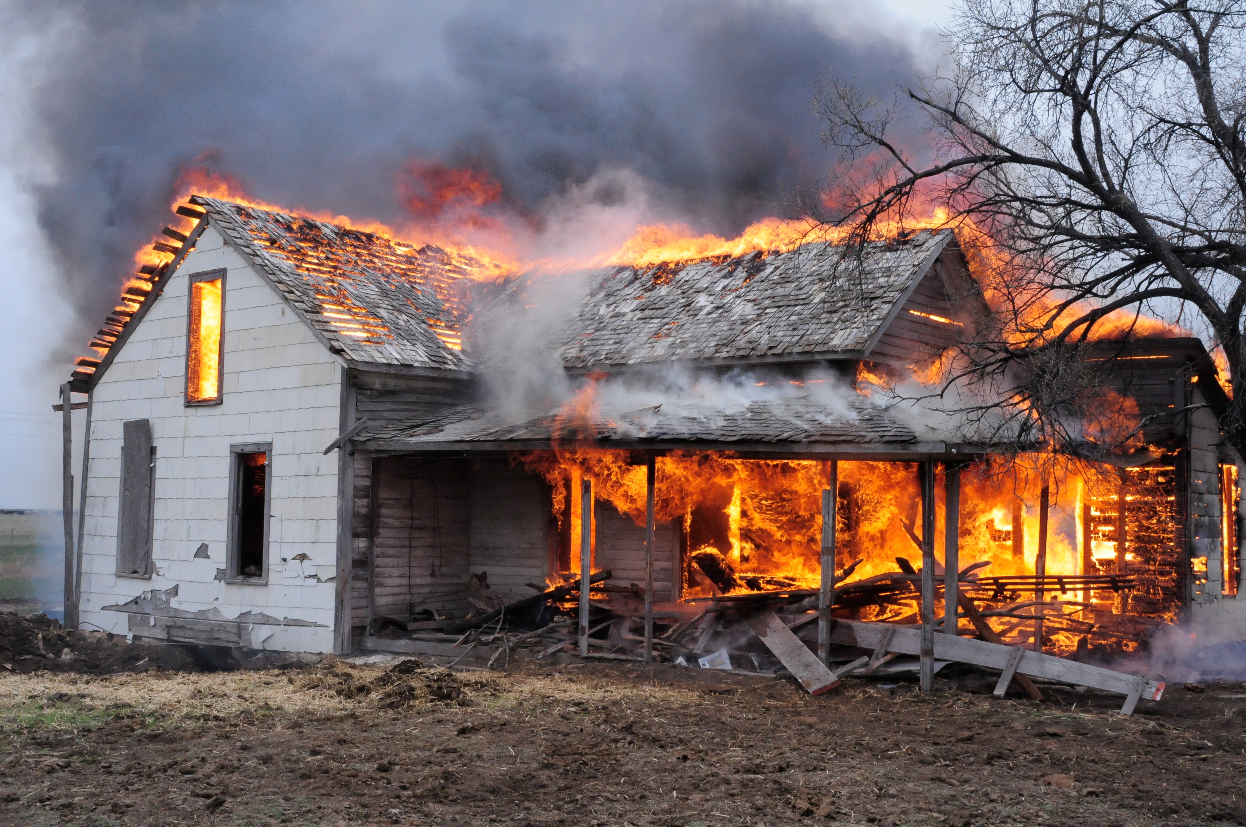 The house was fire. Дом Burn House. Горящий коттедж. Огненный Хаус. Burned down House.