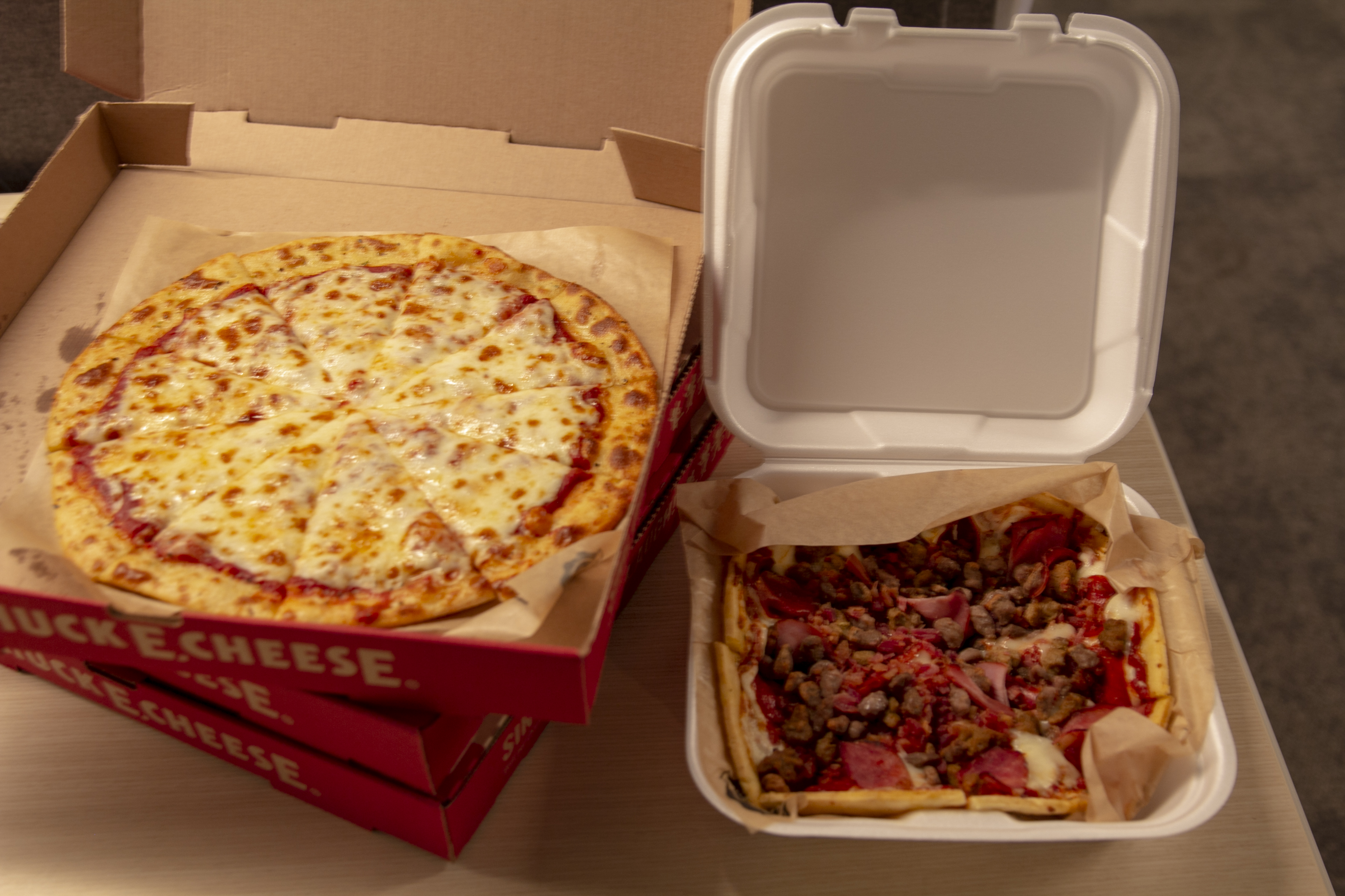 Chuck E Cheese Pizza Review The Delivery Taste Test Images And Photos